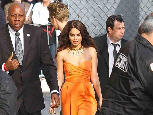 கவர்ச்சி உடையில் கிம்மல் ஸ்டுடியோஸில்...