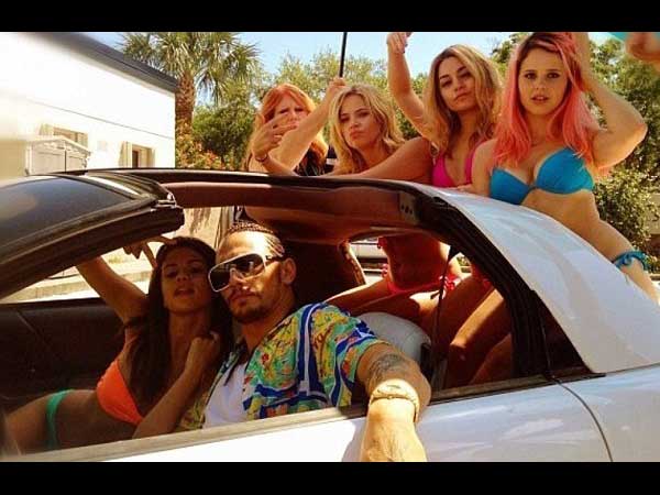 குவிந்த ரசிகர்கள் - புன்னகையுடன் ஆட்டோகிராப்