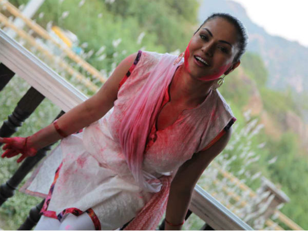 டிரஸ்ஸெல்லாம் சாயம்பட்டுவிட்டதே