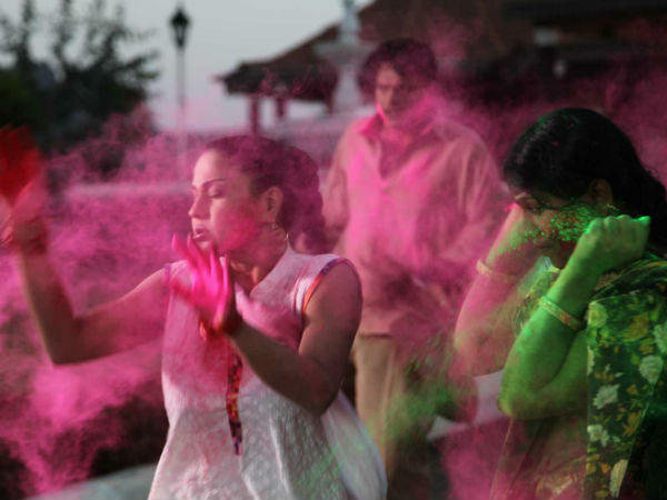 ஹோலி கொண்டாட்டத்தில் வீணா