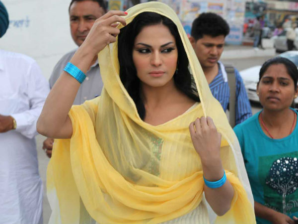 அழகான சல்வார் உடையில்