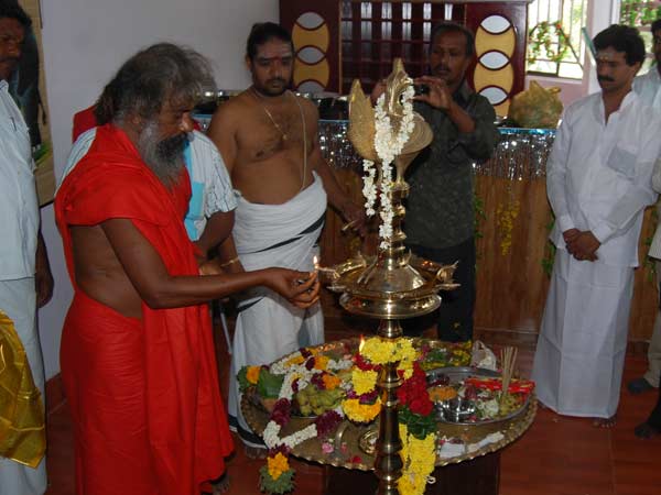 குத்து விளக்கேற்றும் சுவாமிகள்