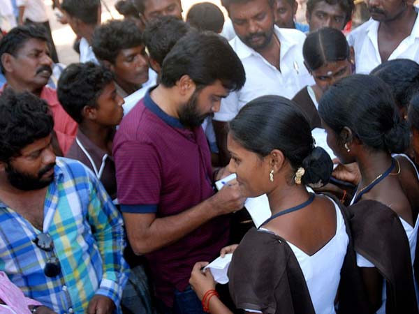 சூழ்ந்த ரசிகர்கள்