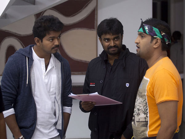 சந்தானத்துடன் விஜய்