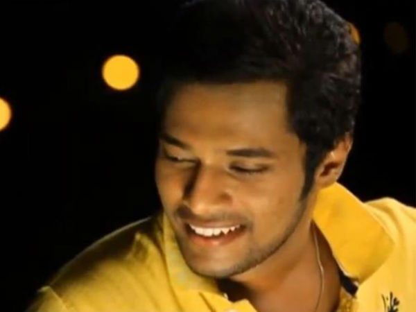 அழகாய் சிரிக்கும் கார்த்திக்