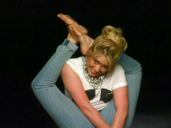 கால்களை மடக்கி புது சாகசம்