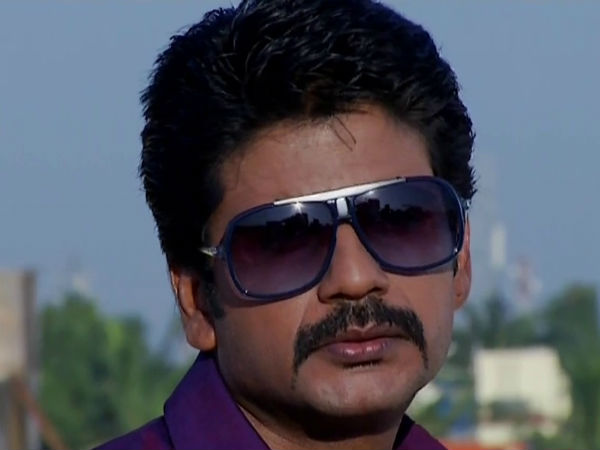 சந்தோஷைத் திசை திருப்ப