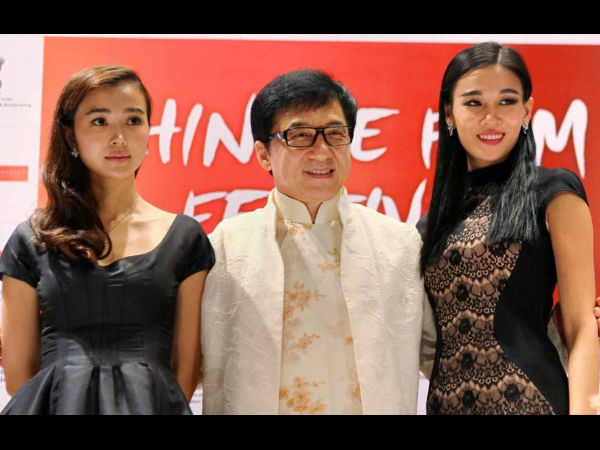 சீன நடிகைகள் புடை சூழ