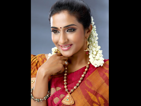 சௌந்தர்யா ஹிட்