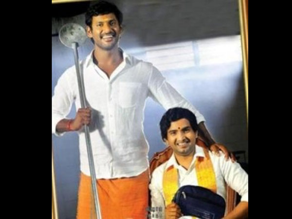 பட்டத்து யானையில் சந்தானம்...