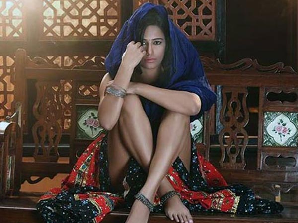 நிர்வாண போஸ் புகழ்....