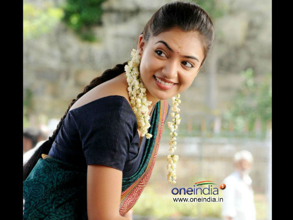 பளிச்சென்று தெரியும் தொப்புள்..