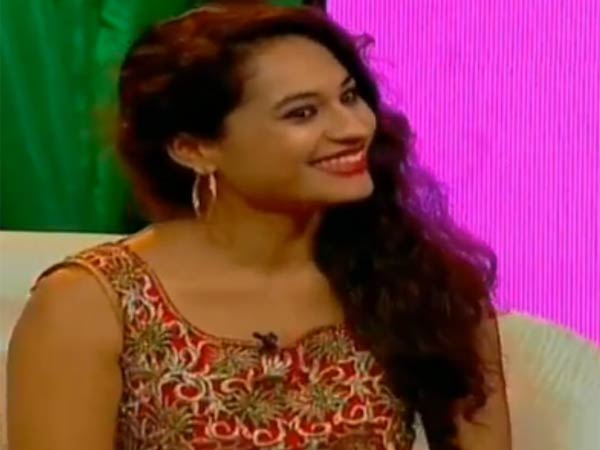 தமிழ் பேசும் தொகுப்பாளினி