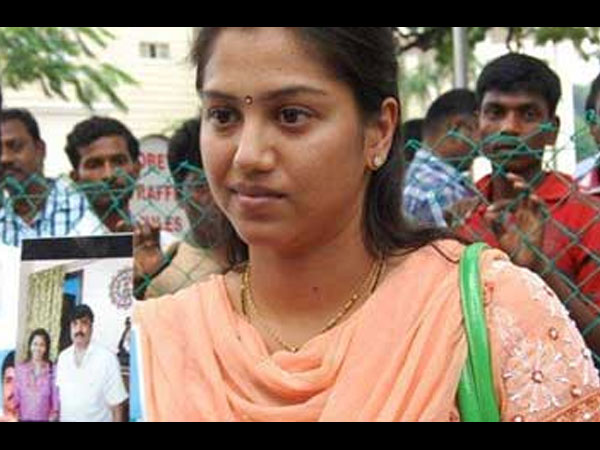 போலீஸில் ஆதாரத்துடன் புகார்