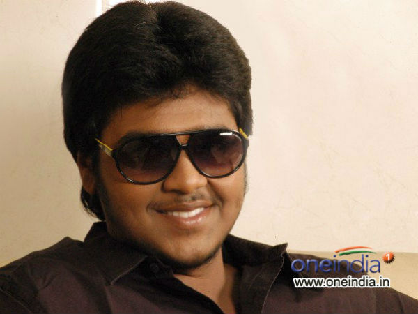 அப்பாவுக்கு கர்லிங்.. மகனுக்கு லைட் டர்ரியல்..