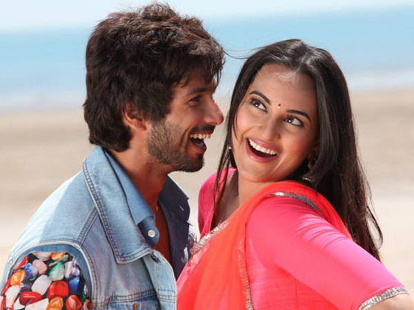 அகமதாபாத்தில் வைத்து சேலை கொடுத்தாராம்