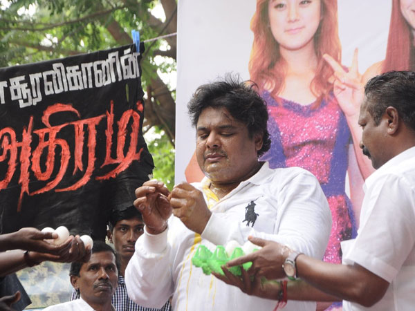 50 நொடிகளில் 50 முட்டைகளை குடித்தார்