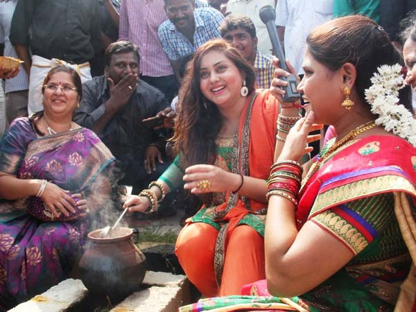 கோலம் போட்ட நமீ