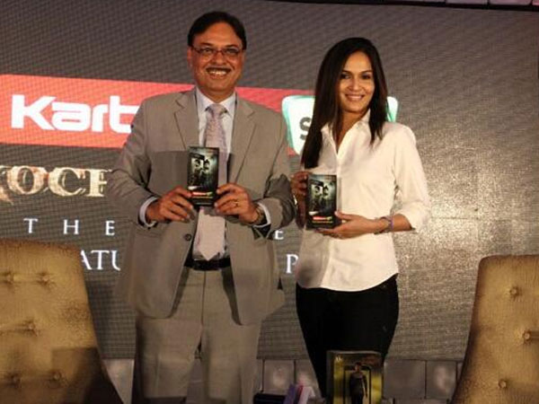 சவுந்தர்யா வெளியிட்டார்