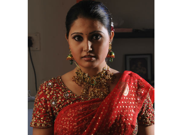 Sandra as sex worker in Sivappu Enakku Pidikkum