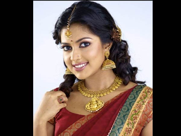 மணக்கோலத்தில் அமலாபால்