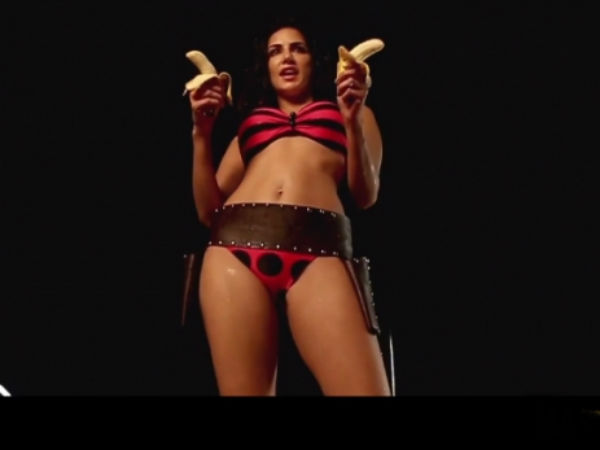 பிகினி உடையில்...