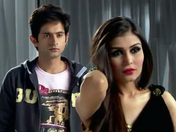 கண்காணிக்கும் உருவம் கண்காணிக்கும் உருவம்