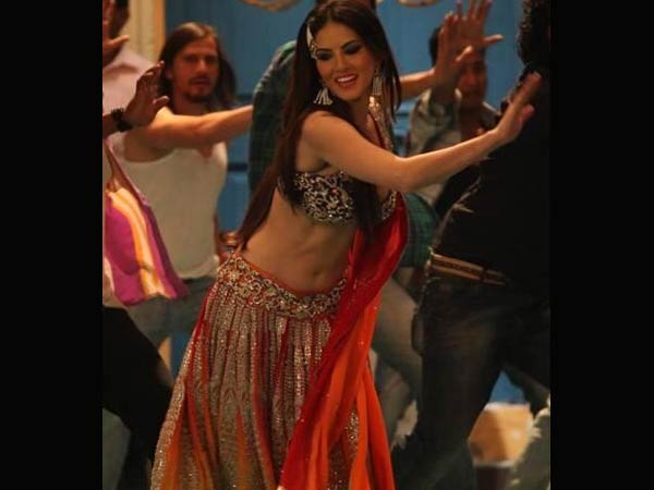 நட்ட நடு ரோட்டில்..