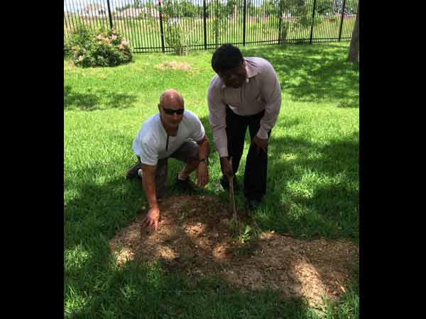 இடமும் அனுமதியும் கொடுத்த அமெரிக்க நிறுவனம்