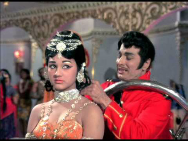 எம்.ஜி.ஆர் – மஞ்சுளா