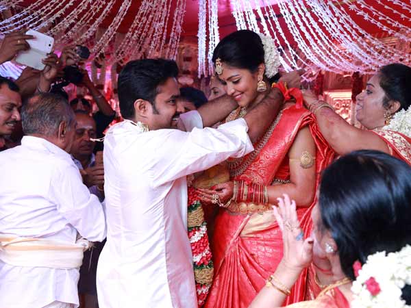 Director Vijay ties knot to Amala