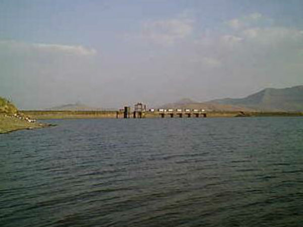 அணைக்குள் பஸ் விழுவதைப் போல