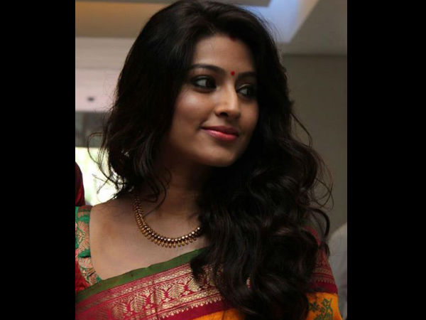 சேலை தான் பெஸ்ட்....