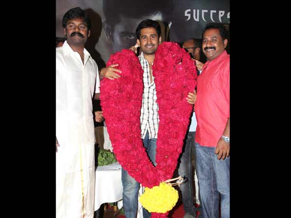 ஆளுயர மாலை