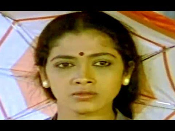 கொண்டை வைத்து குடையுடன் நடை