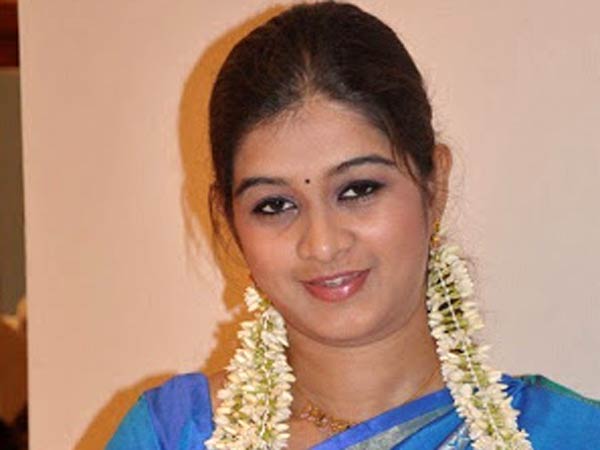 தொகுப்பாளினி மோனிகா 