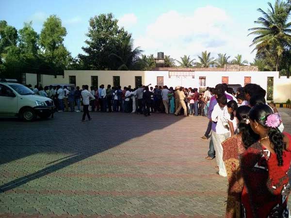 Hundreds of public waiting in the long queue to meet Rajini Hundreds of public waiting in the long queue to meet Rajini