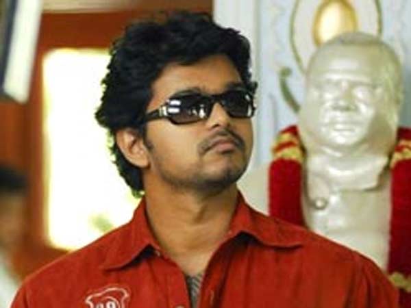 சிகப்பு சட்டையில் விஜய்