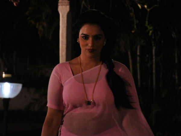 கவர்ச்சி ரசம் சொட்டச் சொட்ட