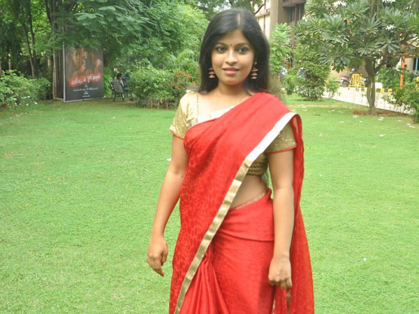 மயங்கி விழும் நாயகி...