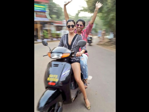 கருப்பு ஆடையில் கவர்ச்சி