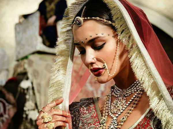 பூவோடு சேர்ந்த நாறு போல