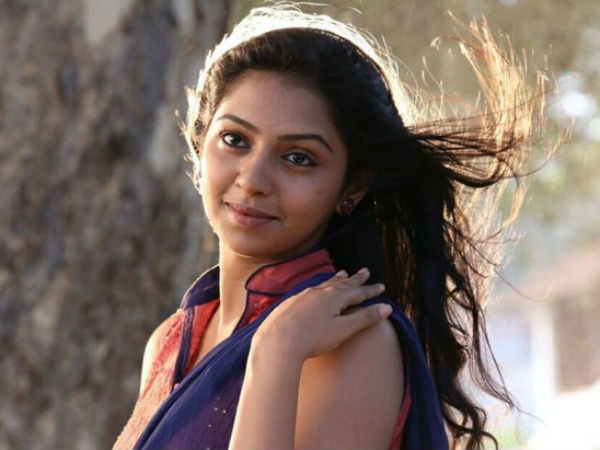 கவர்ச்சி காட்டும் ஆன்ட்டி நடிகைகள்..