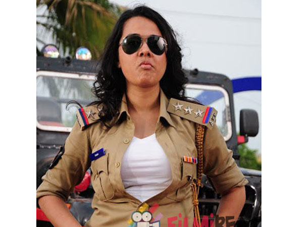 சட்டை பட்டனைக் கழட்டிட்டா