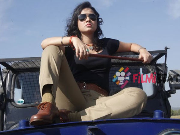 கவர்ச்சியும்,காக்கிச் சட்டையும்