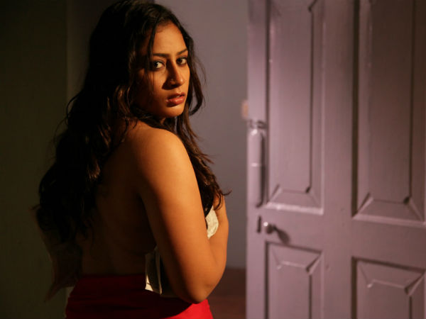 அரைகுறை ஆடையில்