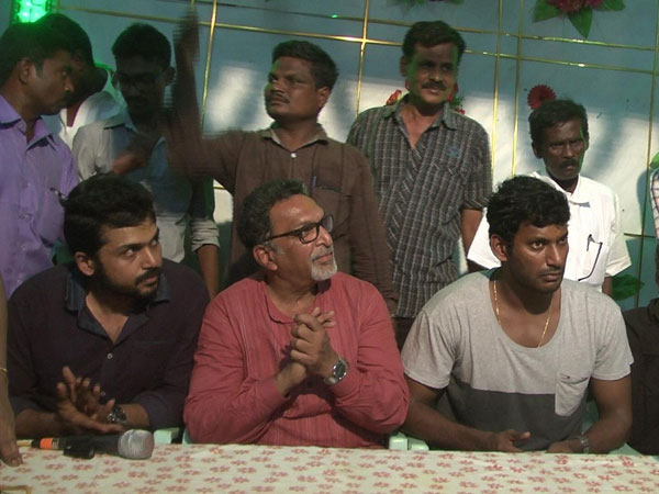 தள்ளுமுள்ளு..