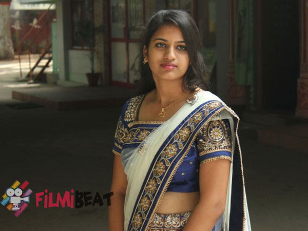 கல்லூரிக்குச் செல்லும் ஹீரோயின்