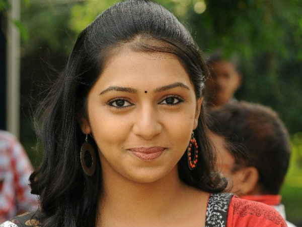 வெட்கம் கலந்த புன்னகை