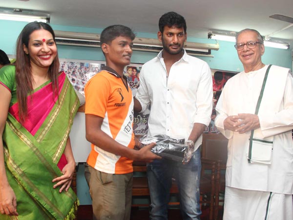 Vishal celebrates his b'day with Sri Lankan Tamil refugees Vishal celebrates his b'day with Sri Lankan Tamil refugees